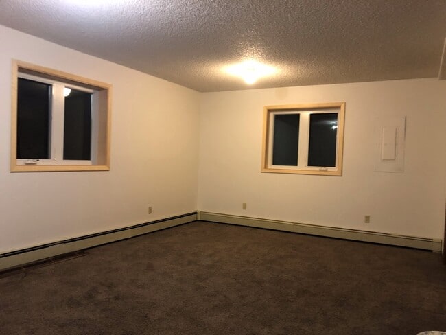 Building Photo - Large 3 Bed, 2 1/2 Bath, 2 Car Garage in North Pole!
