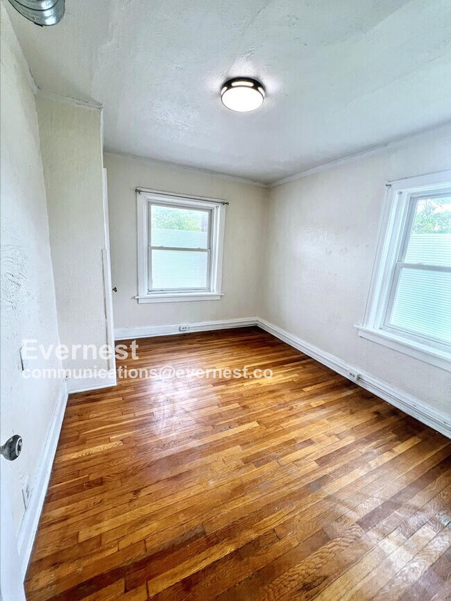 Building Photo - 2807 Gillham Rd