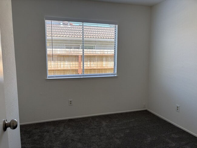 Building Photo - Beautiful 4-bedroom home close to schools ...