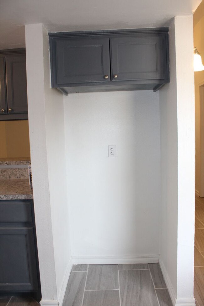 Building Photo - 2 bed & office on the South Side!