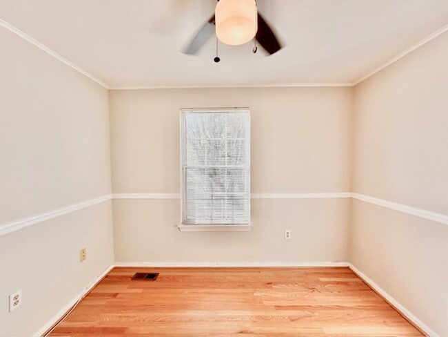 Building Photo - Spacious and bright 3BR/2.5BA townhouse with enclosed back patio