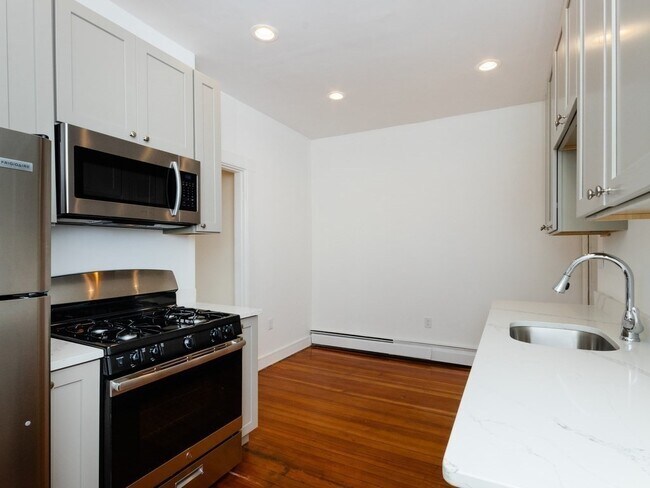 Building Photo - 319 Dorchester St