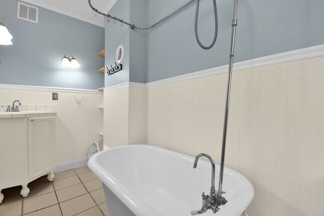 Building Photo - Stunning and Spacious 3 Bedroom House