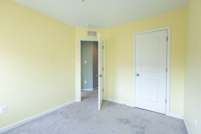 Building Photo - Lovely 3 BR/2.5 BA EOG Townhome in Glen Bu...