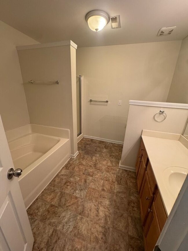 Building Photo - 3BR Townhome • In-Unit W/D • Trash Included in Fort Mill