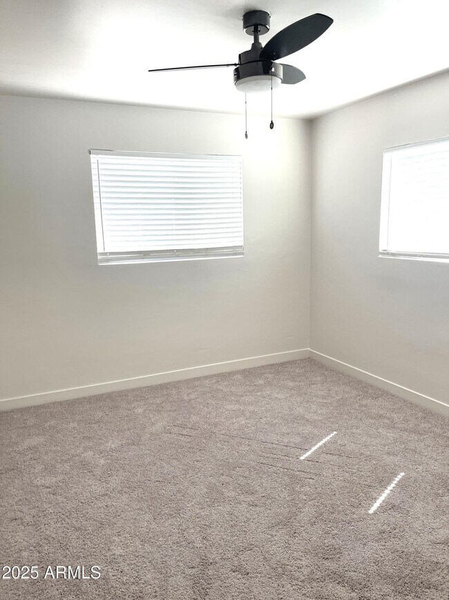 Building Photo - 106 E Linda Ln