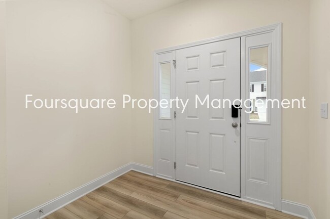 Building Photo - Townhome! | Back Patio with Privacy Fence|...