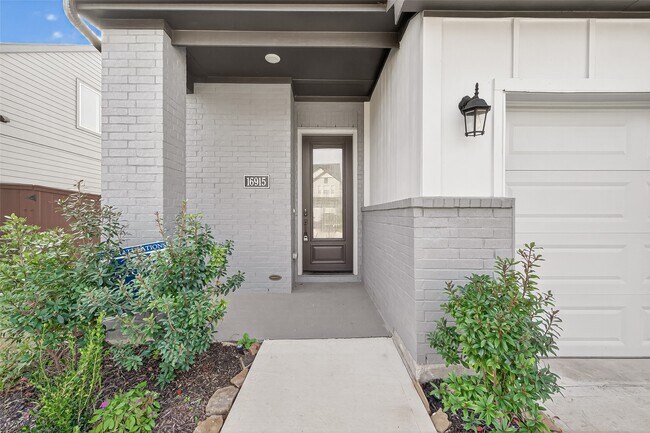 Building Photo - 16915 Chapel Knox Dr