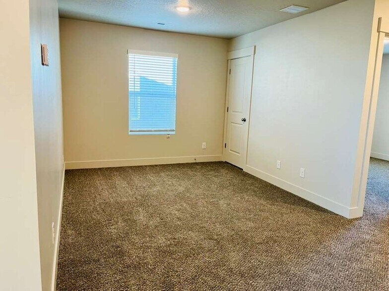 Building Photo - 3923 S White Ash Dr