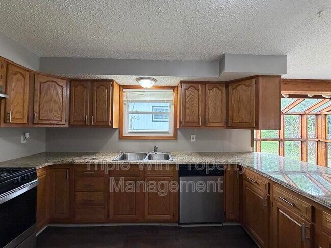 Building Photo - 810 St Anthony Ln