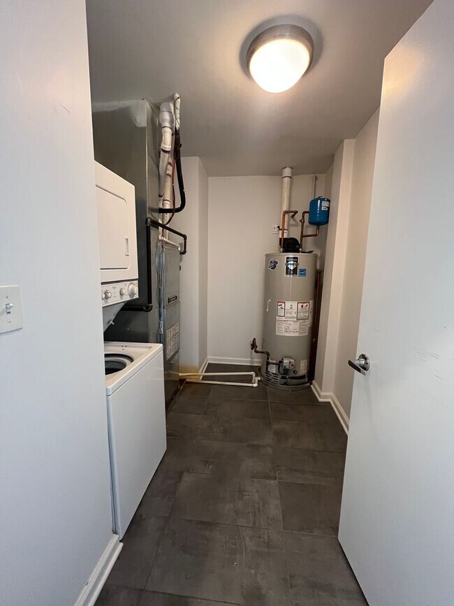 Building Photo - Loft-style condo-quality 3 Bed/2 ba IN UNIT LAUNDRY