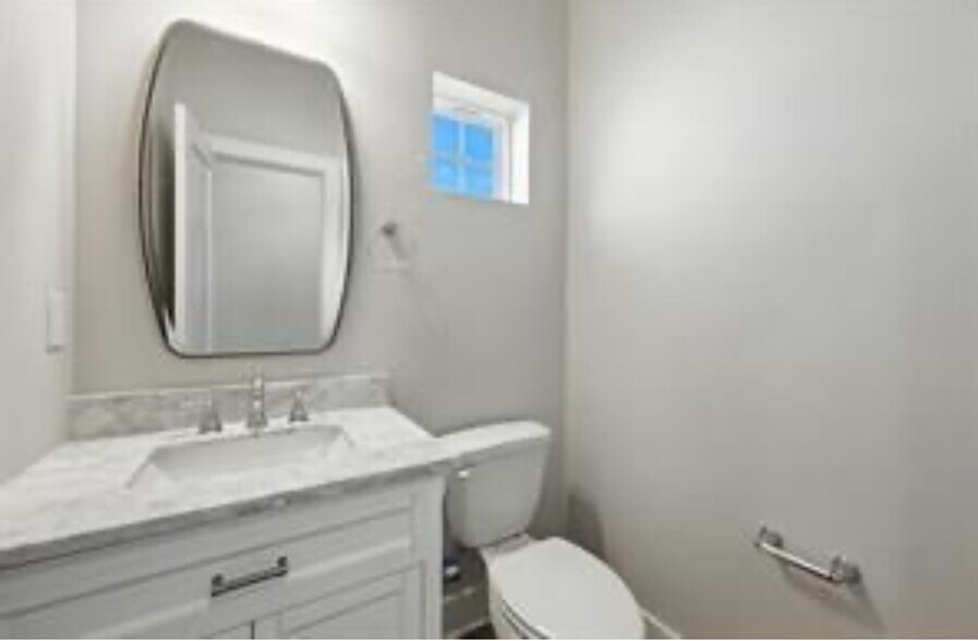 Building Photo - 110 S Market St