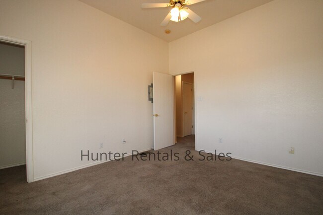 Building Photo - 2 Bedroom Townhome Ready For You!