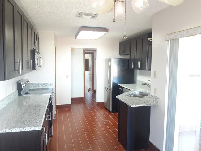 Building Photo - 3400 E Lakeshore Blvd