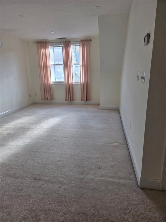 Building Photo - 70 River St