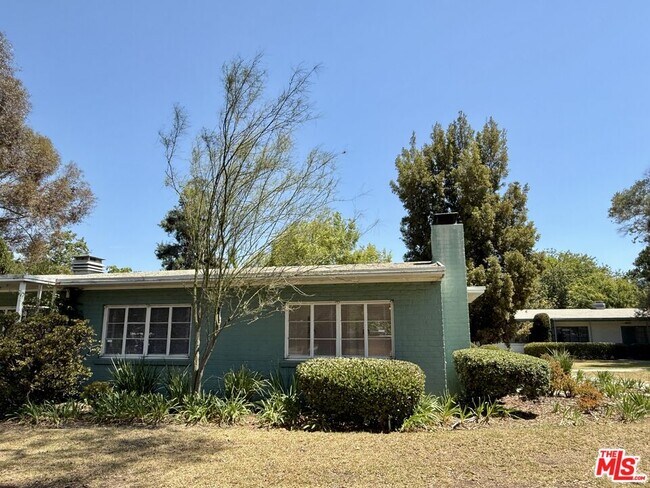 Building Photo - 5530 Village Green
