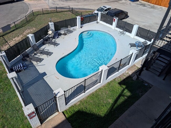 Building Photo - Stylish Top-Floor North Austin Condo Near 2222 & Minutes to Downtown