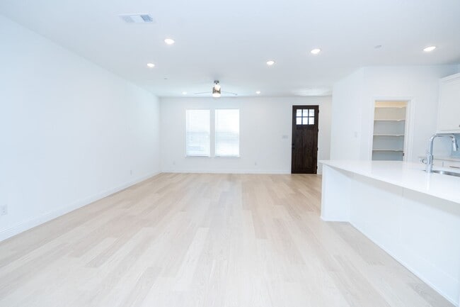 Building Photo - 9508 Espalier St