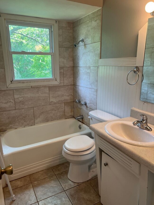Building Photo - 2 bedroom/1 bath house for rent