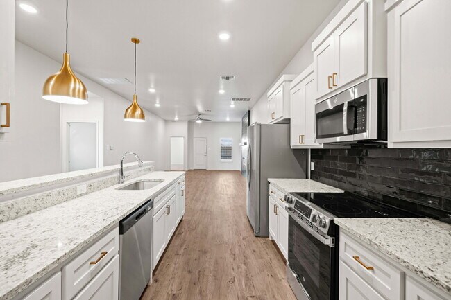 Building Photo - Like-new duplex in Frenship East!