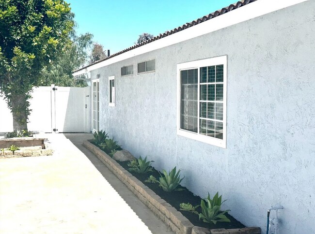 Building Photo - 2723 Moundview Pl