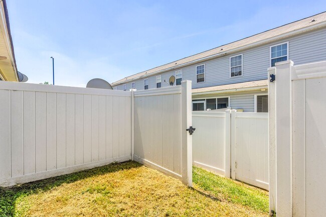 Building Photo - 2 Bed 2.5 Bath Townhome