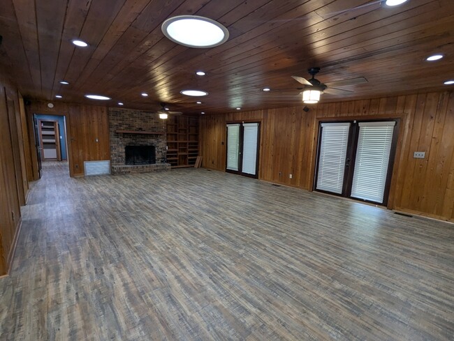 Building Photo - 115 Ferndale Dr