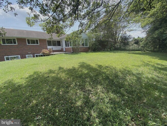 Building Photo - Brigitte leases this property