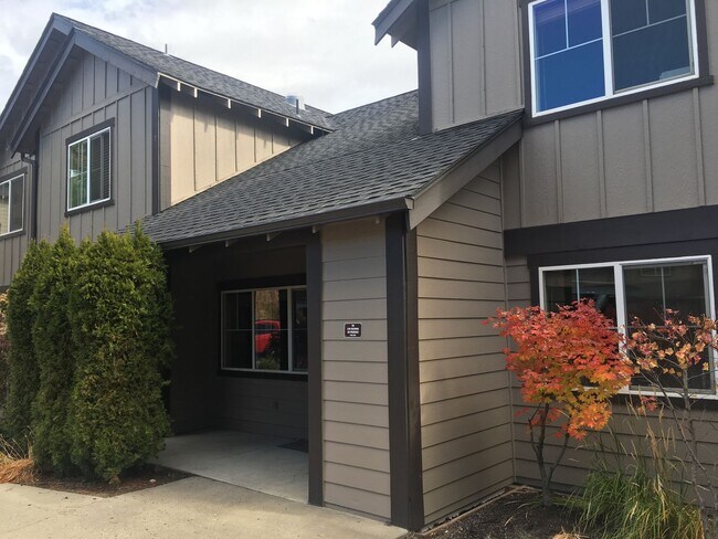 Building Photo - NW 3x2 townhome with primary bedroom on the main level