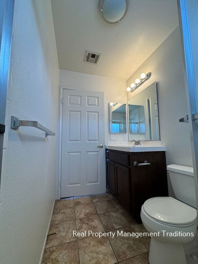 Building Photo - Spacious 4 + 3 Townhouse in Rosamond - Ask...