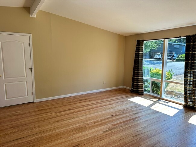 Building Photo - 4Bd/2Ba Bellevue Home