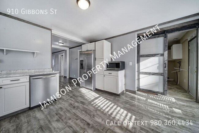 Building Photo - 910 Gibbons St