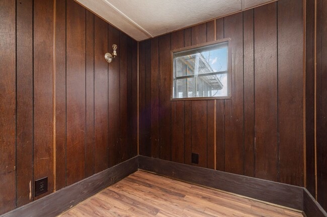 Building Photo - Quiet Getaway