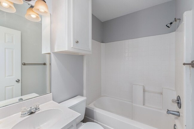 Building Photo - AVAILABLE AUGUST 2026 - Charming 3 bed/ 2 ...