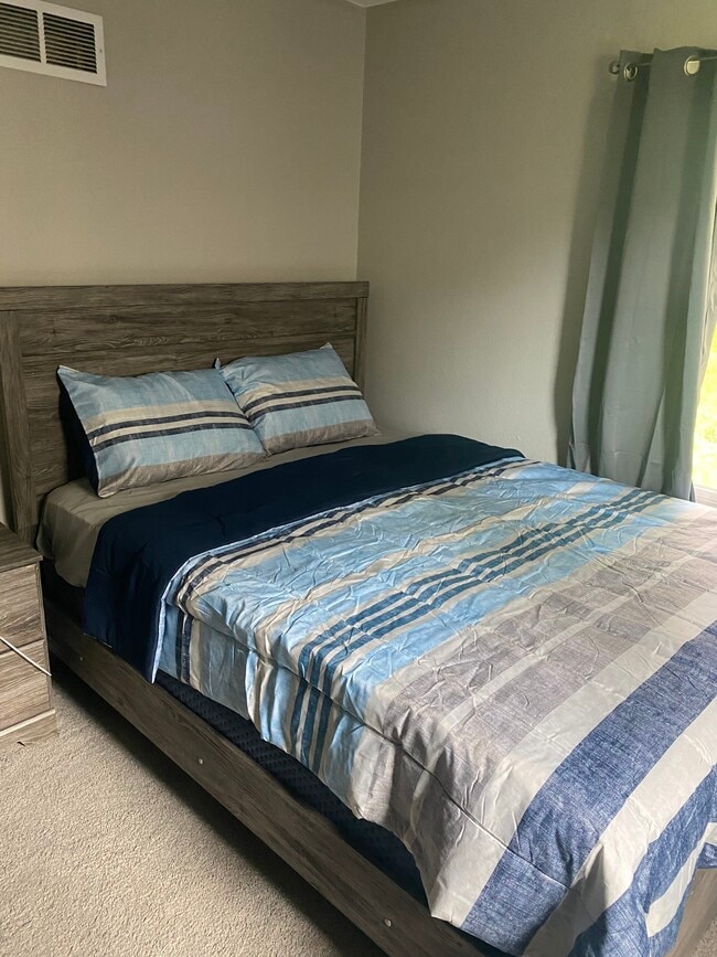 Building Photo - 918 N Crestway St