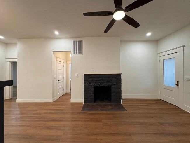 Building Photo - Poplar