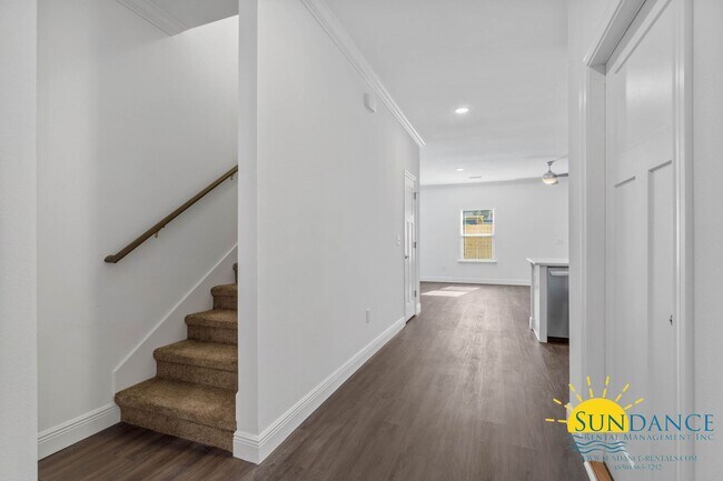 Building Photo - Stunning 3 Bedroom Townhome in a Gated Com...