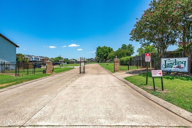 Building Photo - Harts Landing - Right next to the pool! One month half off rent!