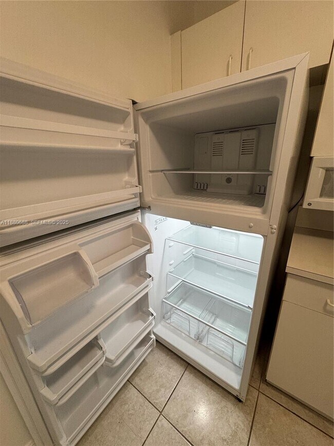 Building Photo - 10431 N Kendall Dr