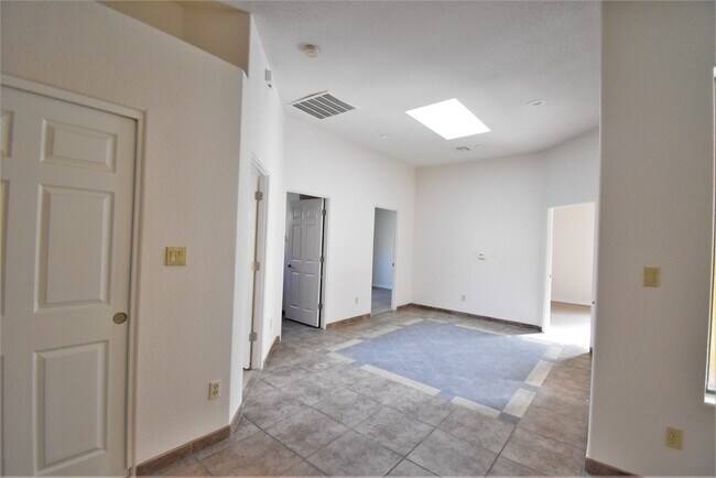 Building Photo - Beautiful 3 Bed/2Bath Townhouse Home off of Roadrunner Pkwy