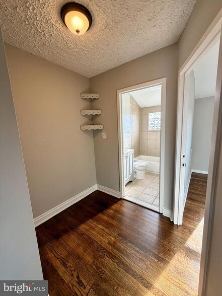 Building Photo - 3413 Wallford Dr