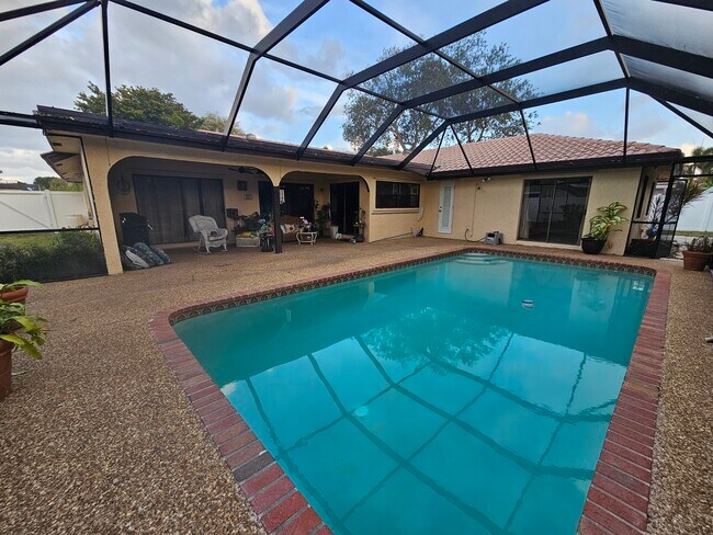 Building Photo - 57 SW 15th Ct