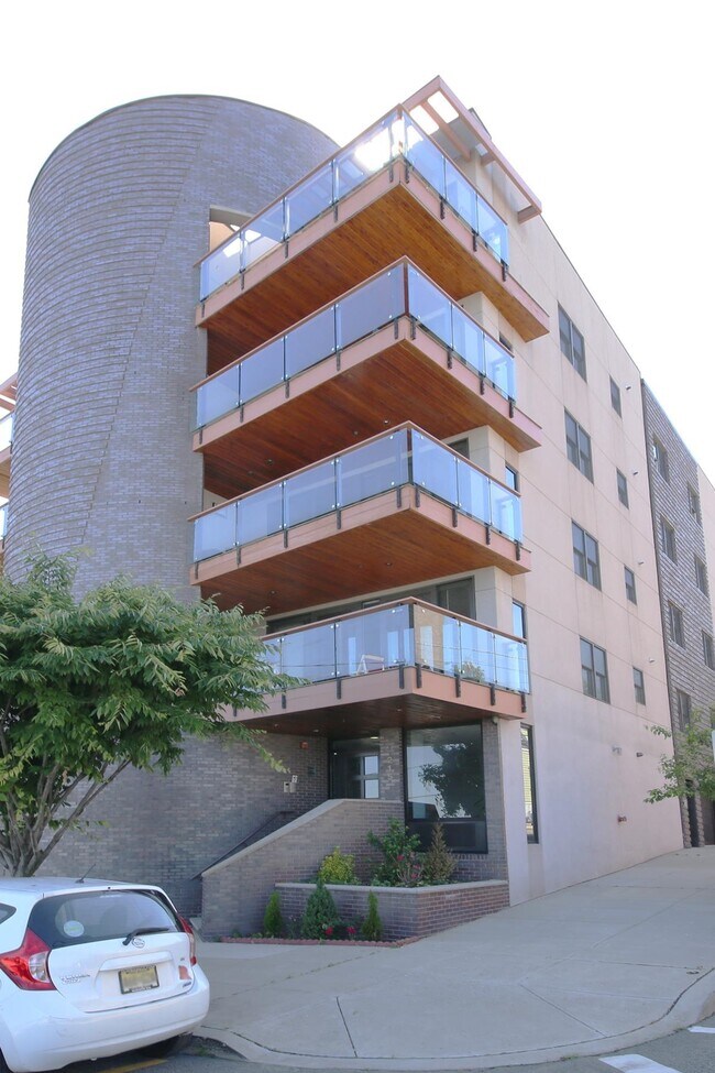 Building Photo - 215 Manhattan Ave