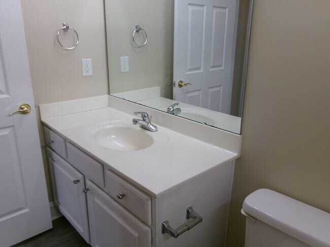 Building Photo - 110 Fountain Pointe Ln