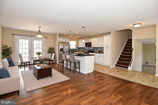 Building Photo - Beautifully renovated 3-bedroom, 2.5-bath detached home