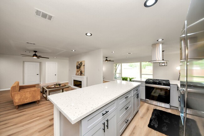 Building Photo - 2407 Crestdale Dr