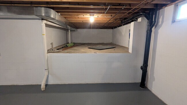 Building Photo - 2025 Longfellow St NE