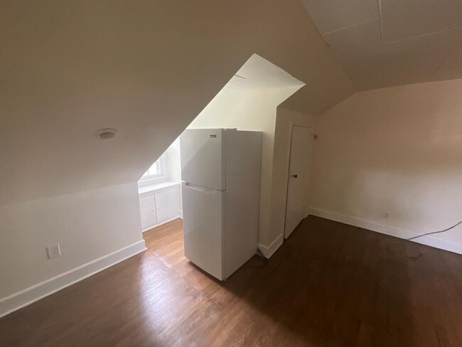 Building Photo - 1203 W Friendly Ave