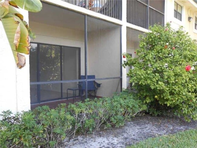 Building Photo - Updated 2 Bed/2 Bath Condo with Screened P...