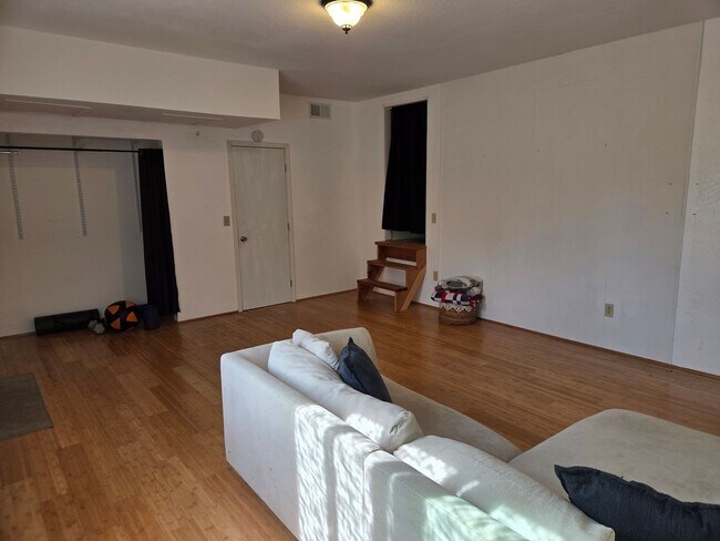 Building Photo - Spacious 3 Bedroom, 2 Bath Home with Bonus...